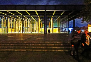Die Neue Nationalgalerie am Abend