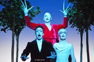 Mephisto (Christopher Nell), Faust (Fabian Stromberger) und Helena (Anna von Haebler), ©Holger Jacobs