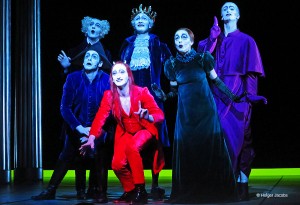 Mephisto (Christopher Nell) mit Hofgesellschaft, ©Holger Jacobs