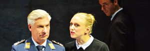 v.l. General Lauterbach (Helmut Mooshammer), Staatsanwältin Nelson (Franziska Machens), Angeklagter Kars Koch (Timo Weisschnur), "Terror", © Holger Jacobs