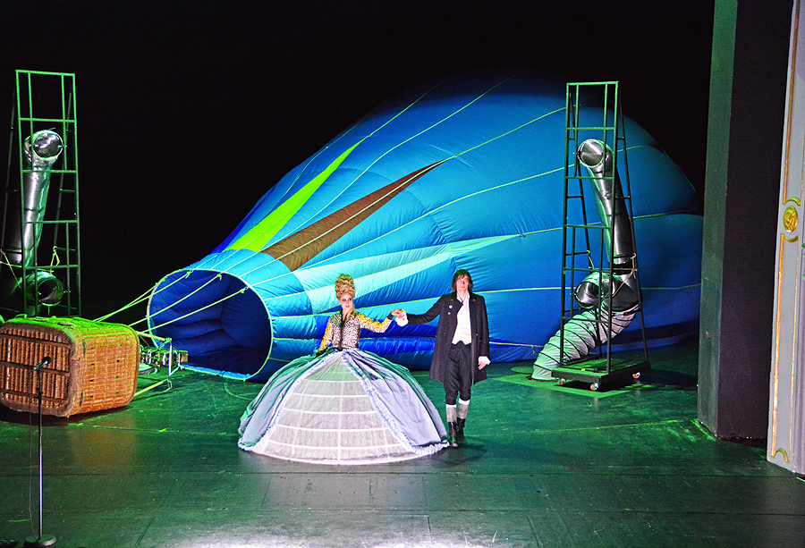 Clavigo (Susanne Wolff) und Marie (Marcel Kohler) vor Heißluftballon, "Clavigo" am Deutschen Theater Berlin 2015 © Holger Jacobs