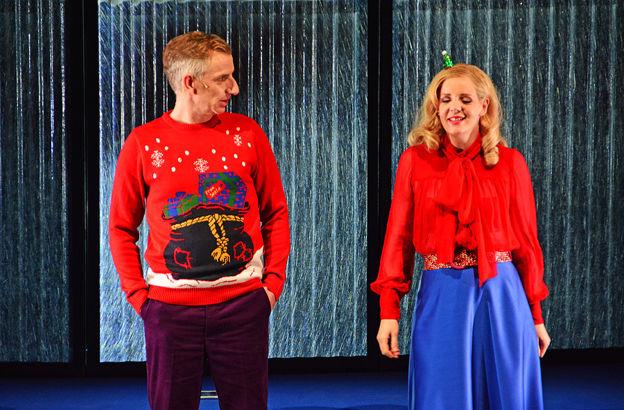 Torwald (Bernd Moss) und Nora (Latein Wichmann) freuen sich auf Weihnachten, "Nora" Deutsches Theater Berlin 2015 © Holger Jacobs