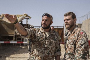 Kommandant Claus Michael Pedersen (Pilou Asbaek) bespricht mit seinem engsten Vertrauten Najib Bisma (Dar Salim) das weitere Vorgehen in der Kriegszone.