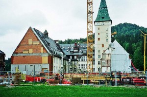 Die Ruinen des Hotel Schloss Elmau nach dem Brand 2005, Westseite © Holger Jacobs