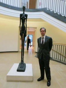 Sohn Olivier Berggruen mit "Stehender Frau III) von 1960, Museum Berggruen, Foto: Holger Jacobs