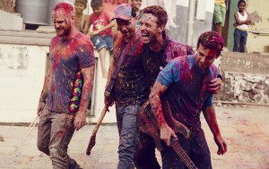 Die Rock-Gruppe Cold Play bei einem "Color Fest" in Indien, bei dem sich die Menschen mit farbigem Pulver bewerfen
