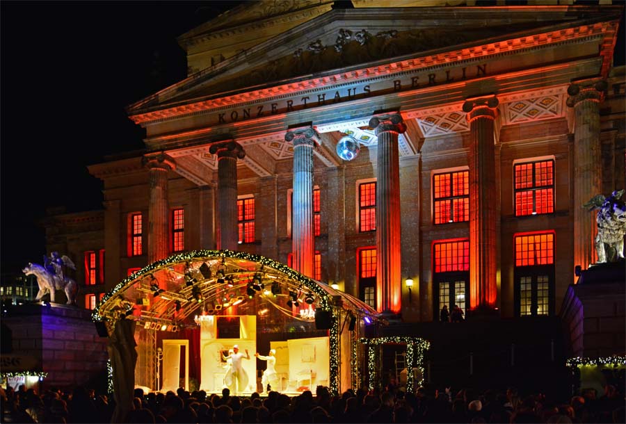 Die Bühne mit täglichen Performances von Comedy bis Varieté, im Hintergrund das Konzerthaus, Weihnachtsmarkt auf dem Gendarmenmarkt in Berlin, Foto: Holger Jacobs